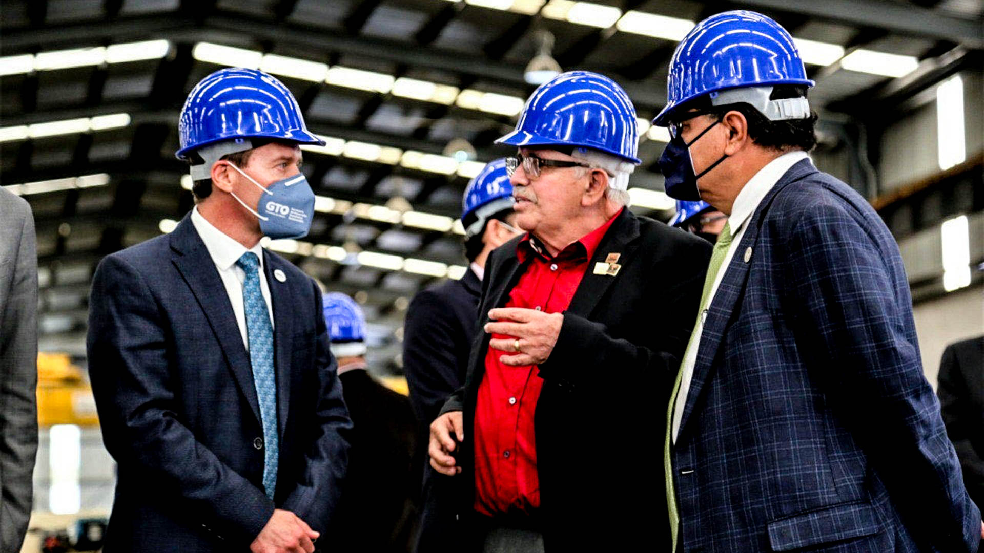 Al centro de camisa roja el empresario René Rolando Ramírez, acompañado de autoridades estatales en la inauguración de su empresa Centro de Servicio Chec Mol. Fotografía Gobierno del Estado