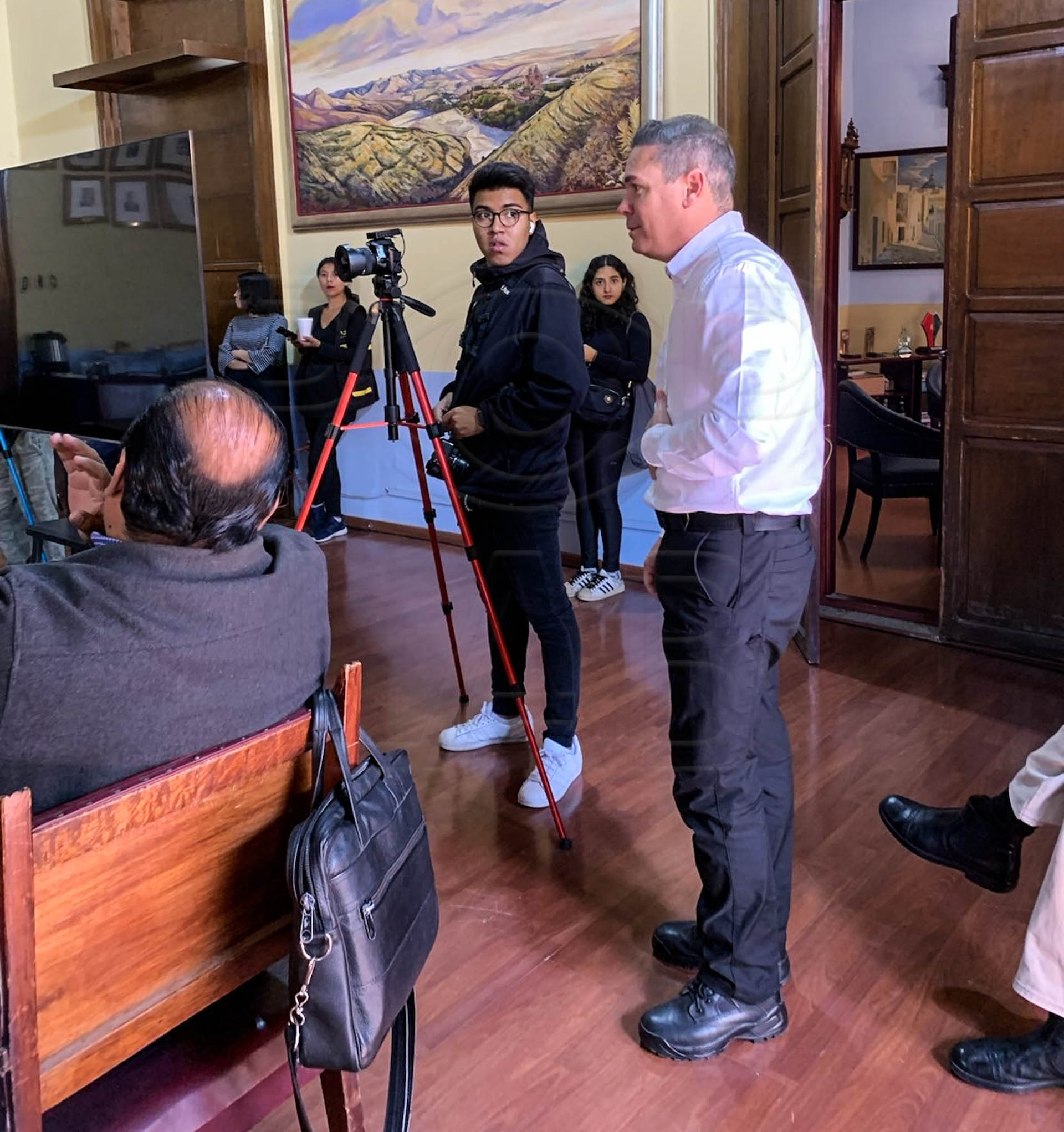 Alejandro Navarro estuvo pocos segundos en la reunión convocada para que Rivelino rindiera cuentas ante el Ayuntamiento. Fotografía Carmen Pizano
