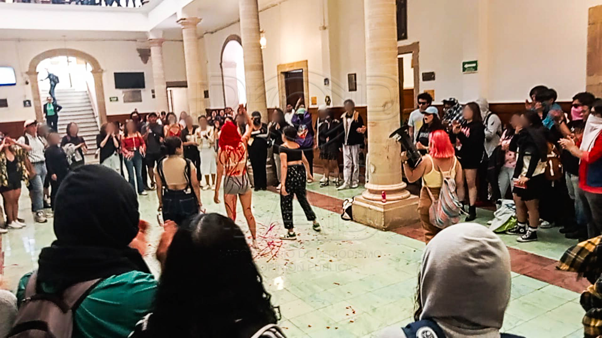 Foto: Yajaira Gasca Estudiantes en protesta en el edificio central de la UG