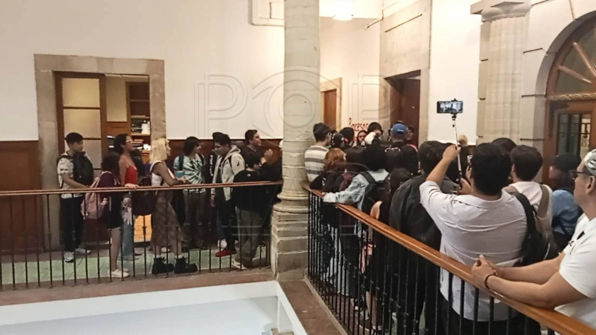 Después de una asamblea estudiantes determinaron manifestarse en la sede principal de la universidad 