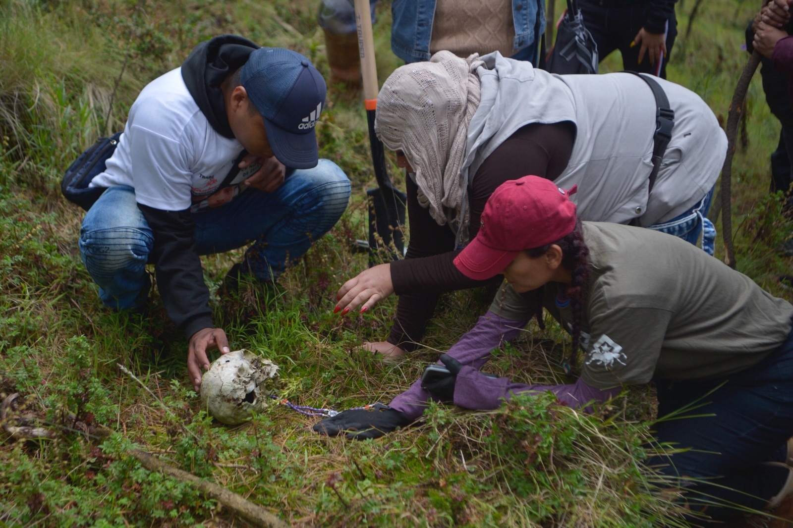 Un grupo de mujeres halló un cráneo en el Ajusco, en la Ciudad de México, durante la primera búsqueda realizada en el lugar. (Lucía Flores)