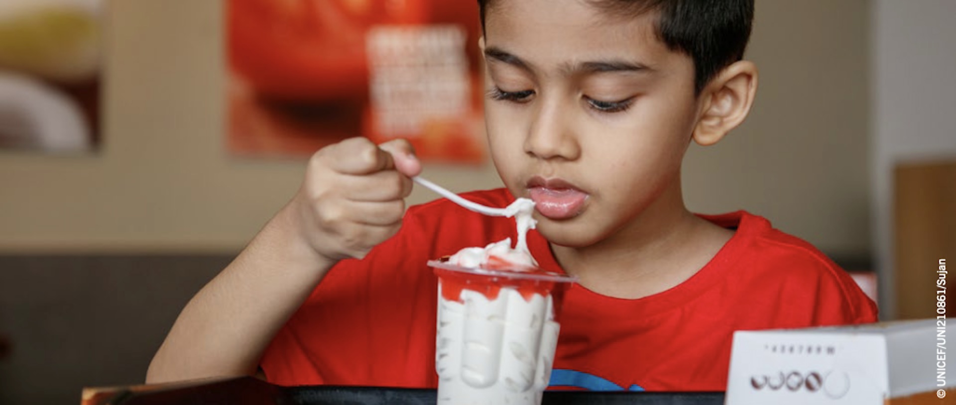 Las lagunas en la legislación sobre publicidad de comida chatarra es aprovechada por las empresas en detrimento de la salud de niños y niñas. Foto: Unicef