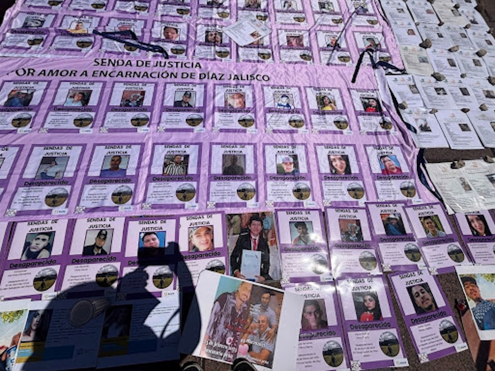 Fotografías con los rostros de personas desaparecidas en Jalisco, tendidas afuera del atrio de la iglesia de Teuchitlán. Foto: Marcela Turati