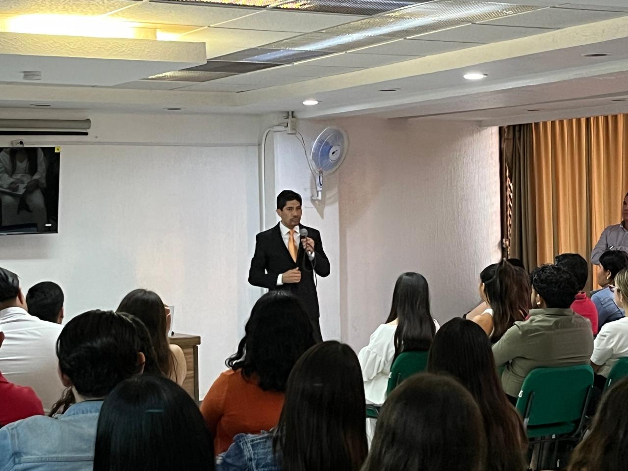 Francisco Aguilera Cid durante una charla por la independencia del Poder Judicial en la UDL
