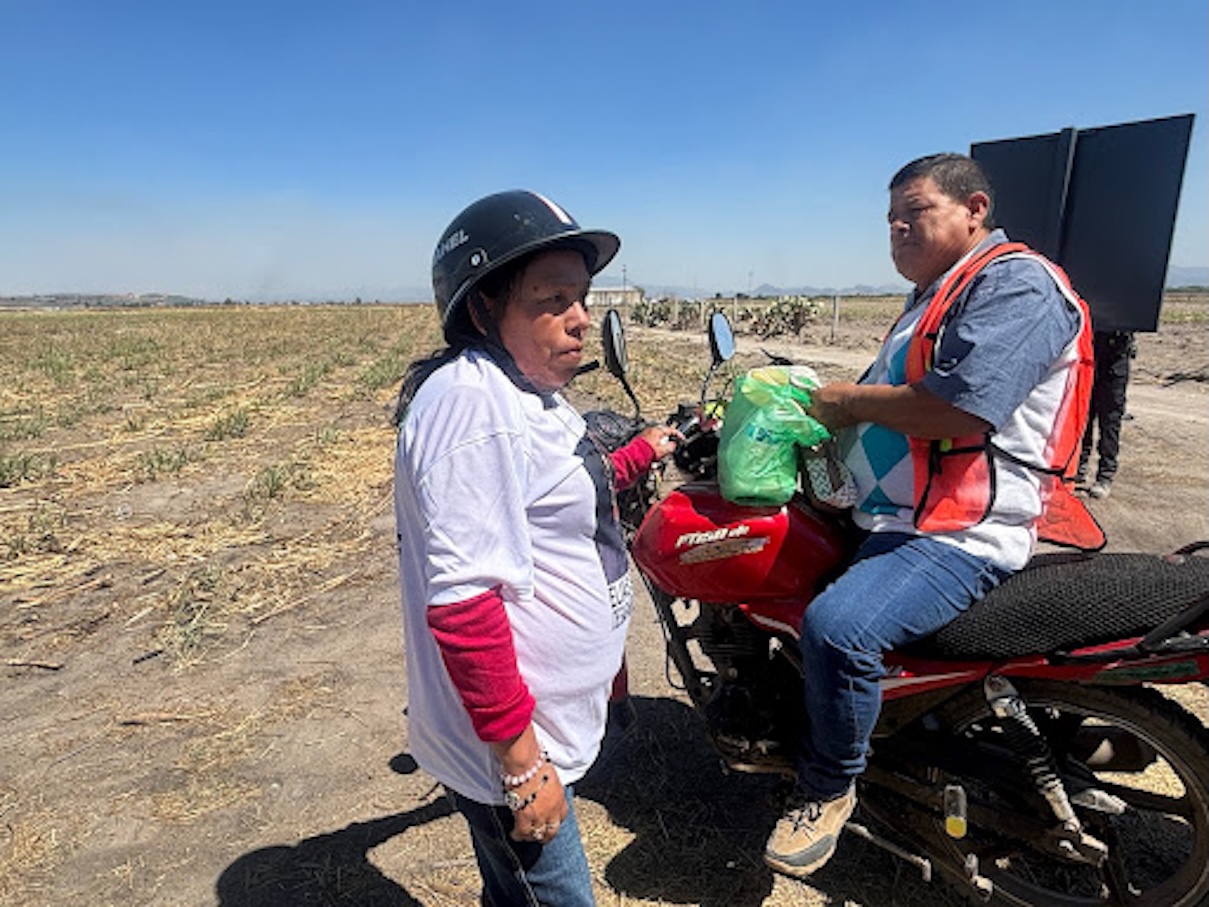 María de la Luz Ruiz Gutiérrez llegó al lugar para preguntar por las prendas de su hijo Elías Sánchez. Los policías le dijeron que fuera a la fiscalía de Guadalajara. Foto: Marcela Turati