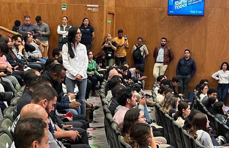 Monica Maciel, titular del Instituto Municipal de las Mujeres, y otros funcionarios estuvieron presentes, aunque sin mayor participación