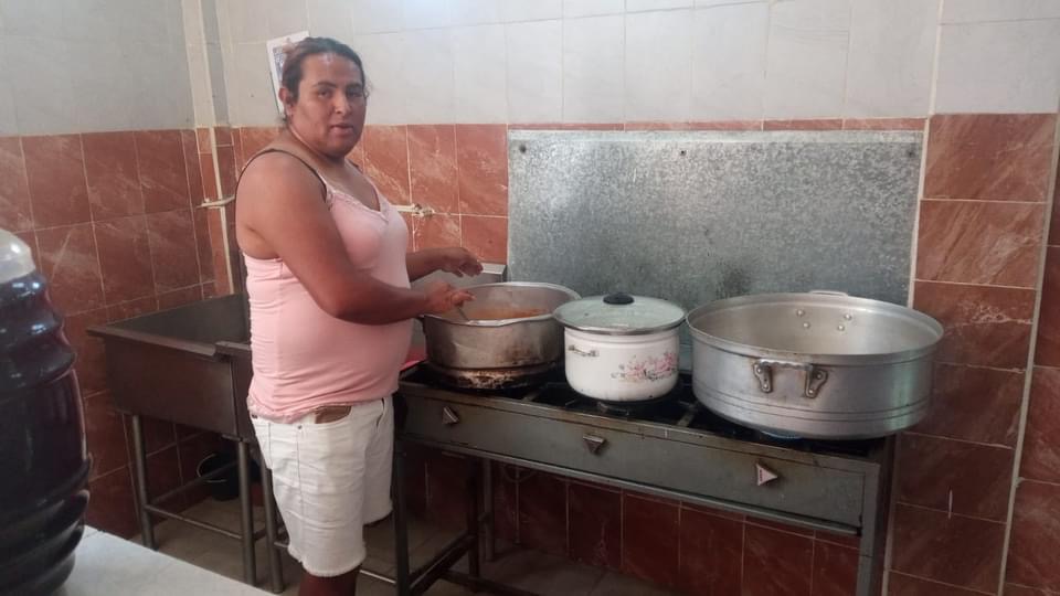 Gali durante la preparación de los guisos que se ofrecían en el comedor comunitario de Brisas. Foto: especial