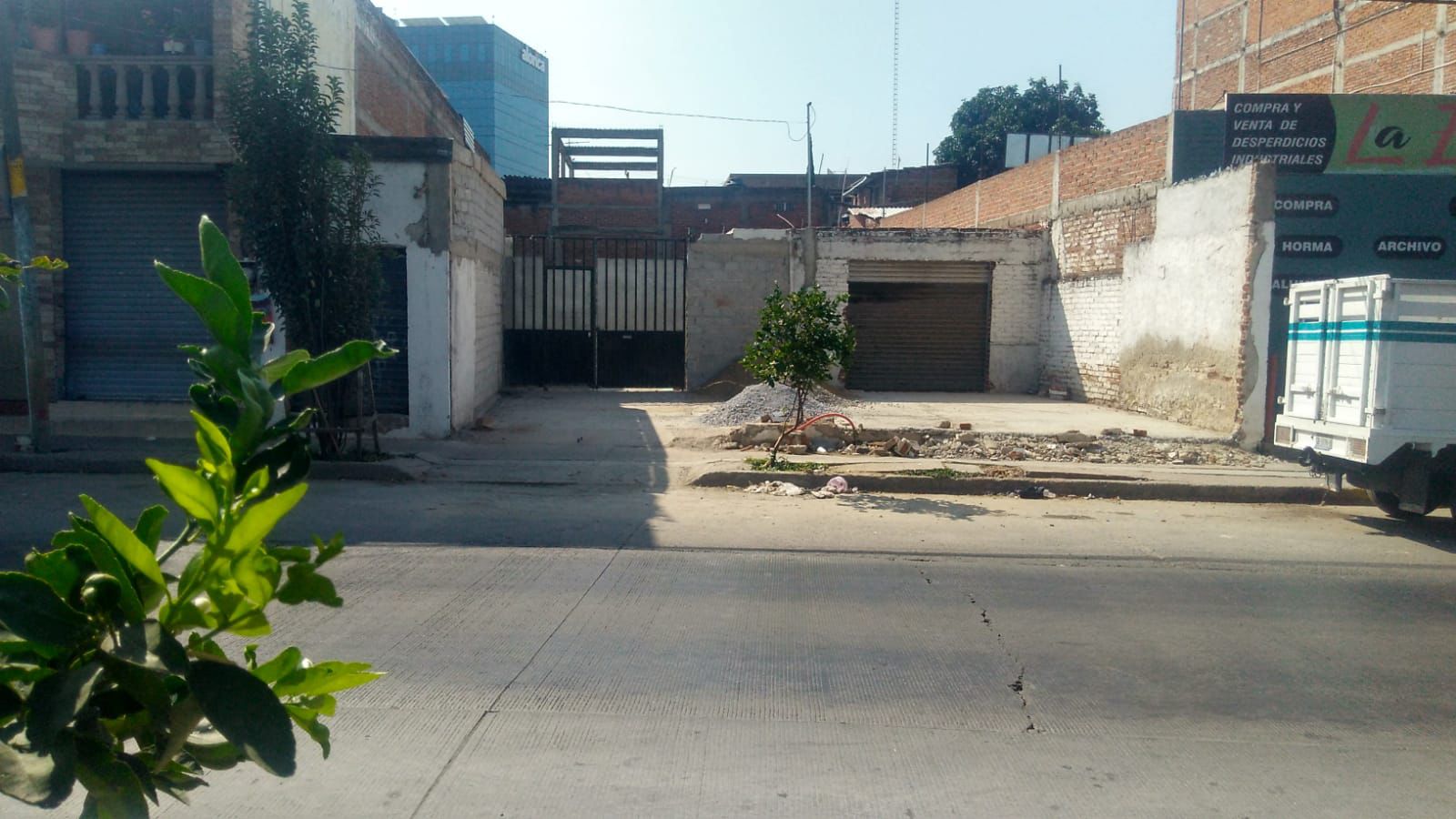 En la fachada cuya barda perimetral fue derrumbada, se colocó una cortina metálica en las últimas semanas. Foto: Especial