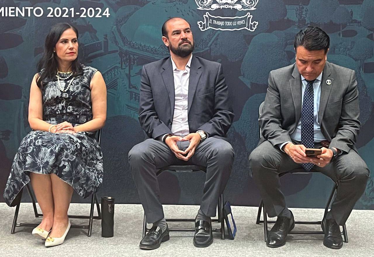 La alcaldesa Alejandra Gutiérrez, el titular de educación municipal, Jonathan González Muñoz y el secretario de Seguridad Pública, Mario Bravo Arrona. Foto: Melissa Esquivias.