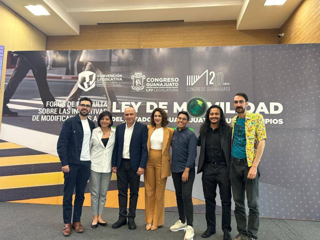 Benjamín Millán (Planeta B), Nélida Aviña (Red de Ciclistas), el diputado Martín Camacho y la diputada Dessire Ángel al centro, Cristopher Monzalvo, Ernesto Ramírez (Urbe) y César Z. (Red de Ciclistas) presentes en los foros de consulta. Foto: especial