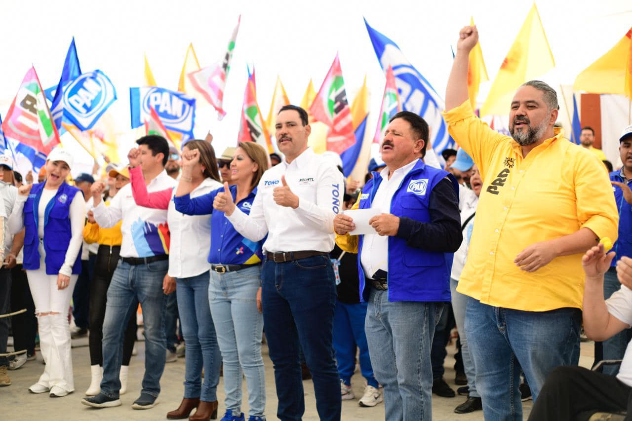 De izquierda a derecha: En camisa blanca, el senador panista Juan Antonio Martín del Campo; José Manuel González Mota, alcalde de Asientos; e Iván Sánchez Nájera, presidente estatal del PRD. Fuente: RRSS.