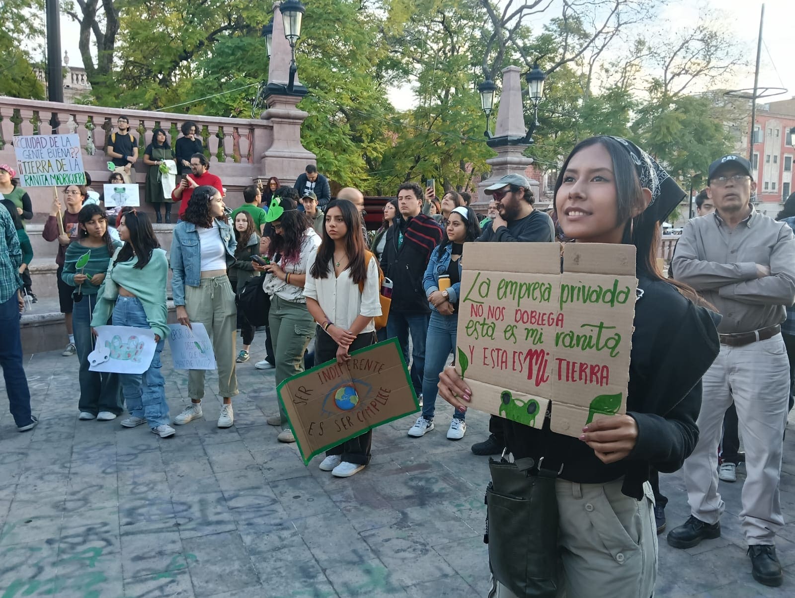 Personas de todas las edades, pero sobre todo jóvenes, se manifestaron por la protección de la rana de madriguera. Foto: Mónica Cerbón