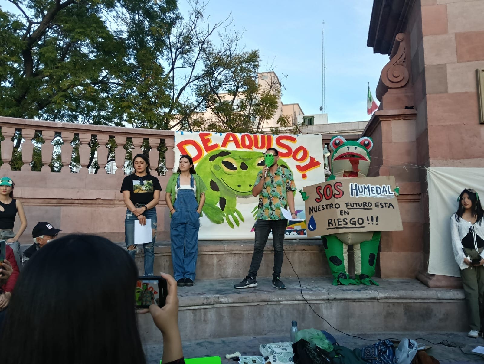Alejandro Larios, Jimena Martínez y Valeria López, organizadoras de la manifestación. Foto: Mónica Cerbón