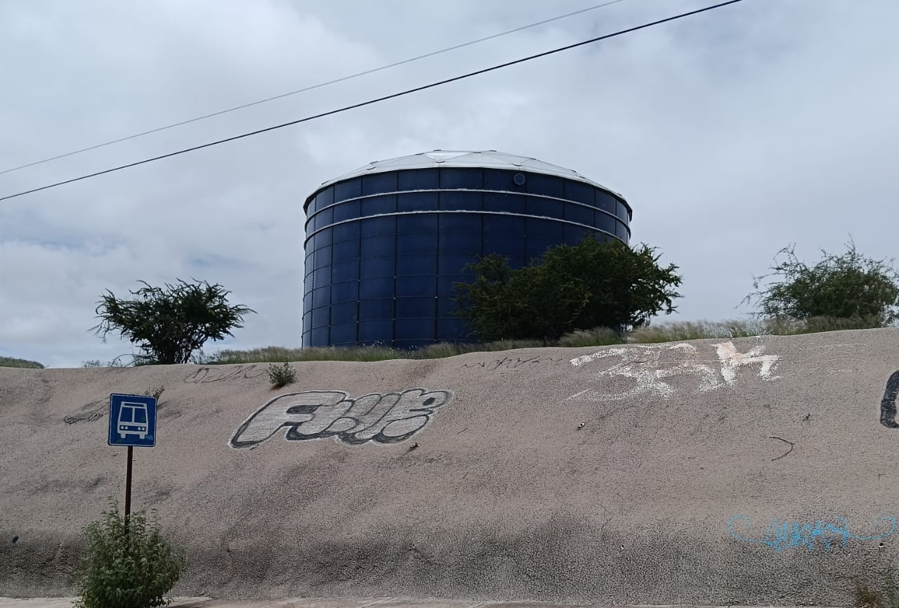 Megatanque ubicado en el fraccionamiento Mujeres Ilustres a donde llegaría el agua drenada desde El Malacate (Mónica Cerbón).