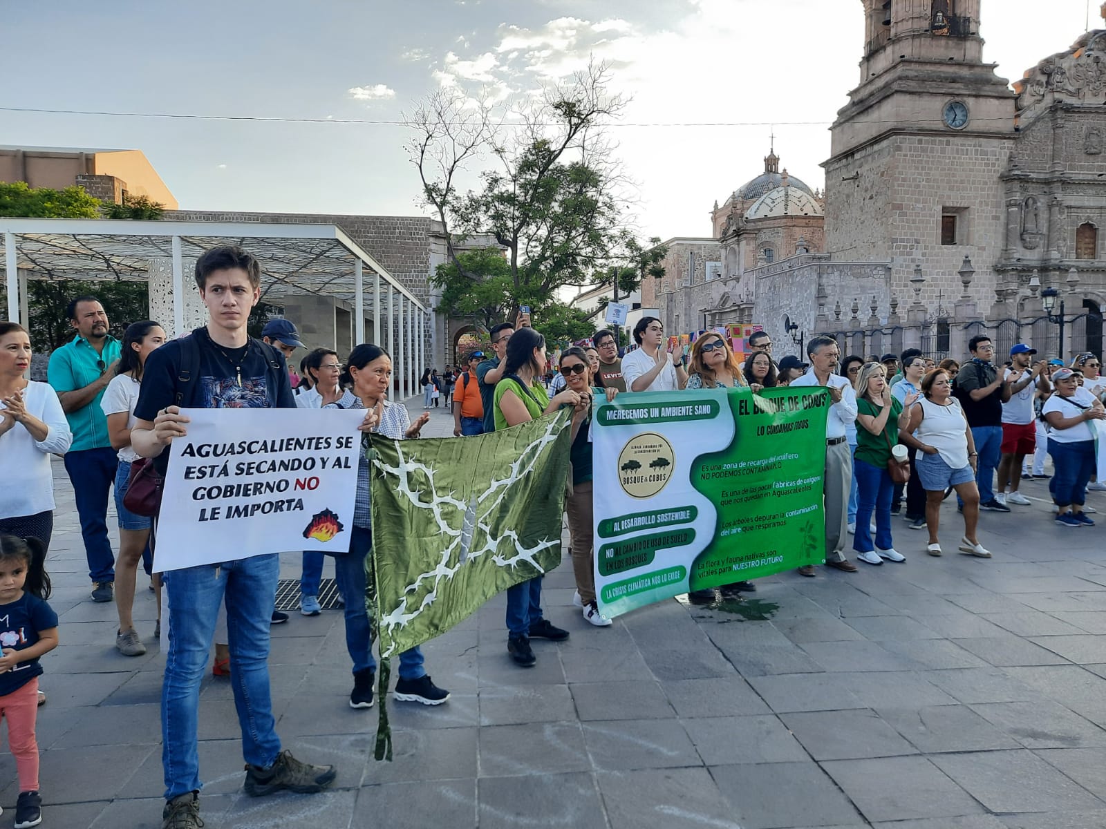 Manifestación en la Plaza Principal del estado en defensa del Bosque de Cobos. Crédito: Mónica Cerbón