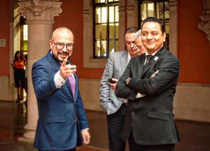 De lentes y traje azul, Alfonso Ruvalcaba Jiménez, junto al contralor estatal Juan Pablo Gómez Diosdado, atrás el panista Luis Alberto Villarreal