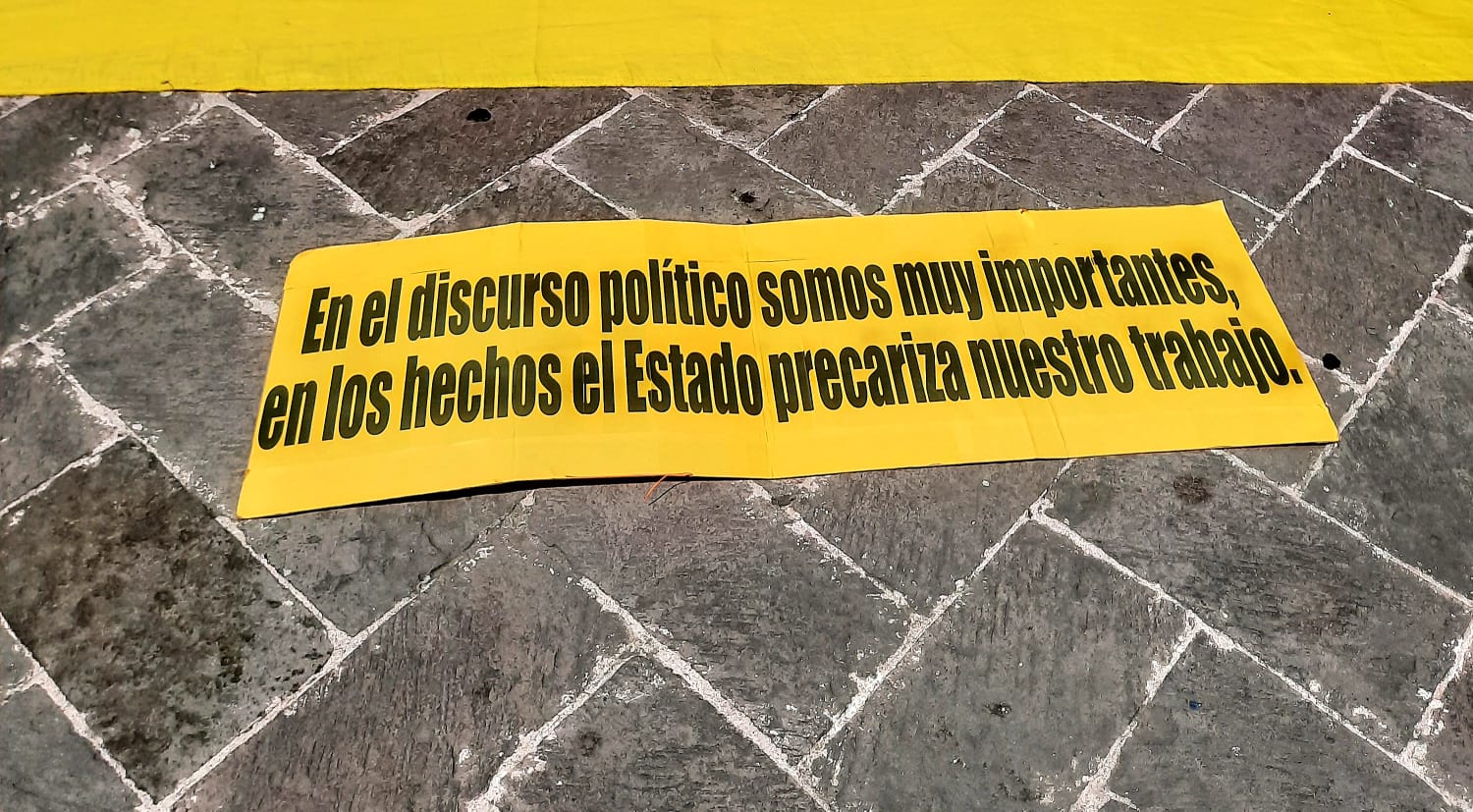 Consignas de las y los docentes de la Universidad de las Artes, que exigen mejores condiciones laborales.