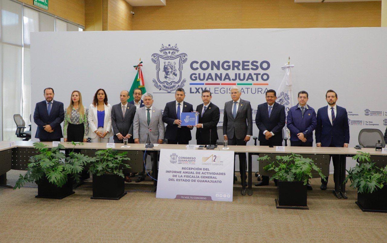 Zamarripa entregando su último informe en el Congreso del Estado. Fotografía especial