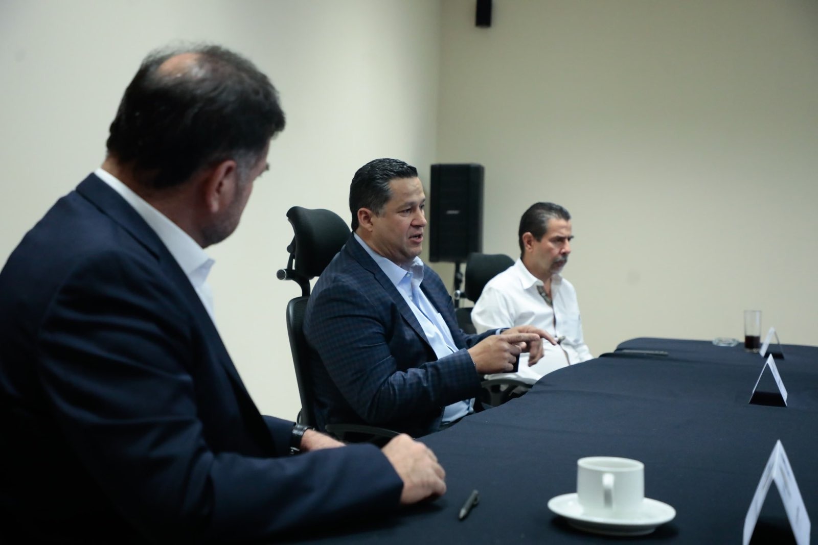 Diego Sinhue en reunión con Jesús Oviedo y Alvar Cabeza de Vaca. Fotografía especial
