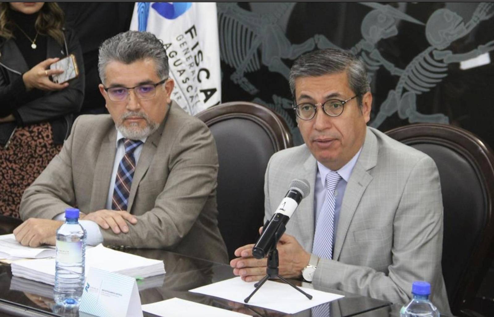 A la izquiera, José Antonio Orta Álvarez; al micrófono, Jesús Figueroa, fiscal estatal.
