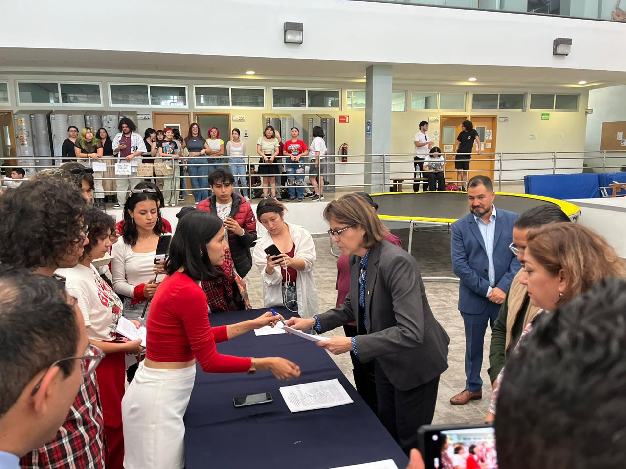 Fotos: Cortesía entrega de pliego petitorio Escuela de Artes